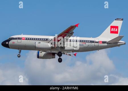 British Airways Airbus A319 G-EUPJ (BEA retro Livery) atterraggio sulla pista 27R all'aeroporto di Heathrow di Londra. Foto Stock