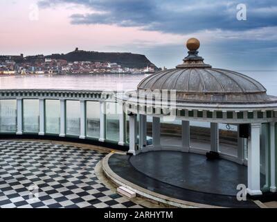 Vista sulla South Bay dal Sun Court at Scarborough Spa verso Castle Hill Scarborough North Yorkshire England Foto Stock