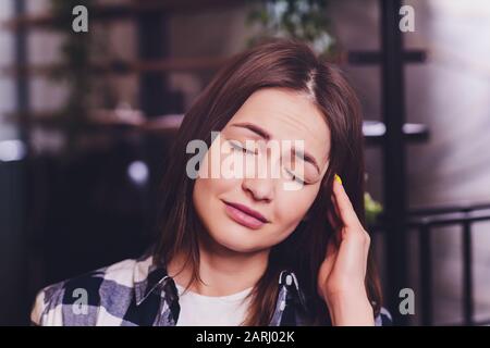 donna ispanica che soffre dal concetto irritato dell'occhio di sanità ottica, dell'assistenza dell'occhio, dell'allergia o del itching o dell'occhio secco giovane adulto modello asiatico della donna Foto Stock