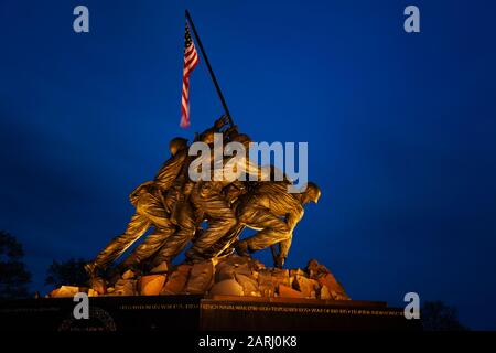 Arlington, VA - 27 APRILE 2018: Iwo Jima Memorial a Washington. Il Memoriale per onorare i Marines che sono morti difendendo gli Stati Uniti. Foto notturna. Foto Stock