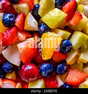 Diversi frutti freschi come ingredienti per la cucina vegana e sana. Foto Stock