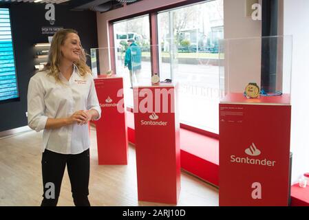 Madrid, Spagna. 28th Gen 2020. Swimmer Mireia Belmonte espone le sue medaglie presso la sede centrale di Santander a Recoletos, Madrid 28 gennaio 2020 Credit: Cordon PRESS/Alamy Live News Foto Stock