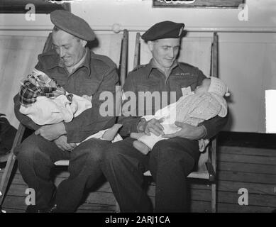 Nave inglese 'Chitral' con 700 membri dell'ex KNIL con le loro famiglie arrivati ad Amsterdam Data: 18 ottobre 1950 luogo: Amsterdam Parole Chiave: Famiglie, militari, rimpatrio Nome dell'istituzione: KNIL Foto Stock