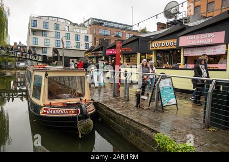 Londra / Regno Unito - 26 novembre 2019: Chioschi di Street food lungo il punto di ormeggio di Camden Lock a Camden Market a Londra Foto Stock