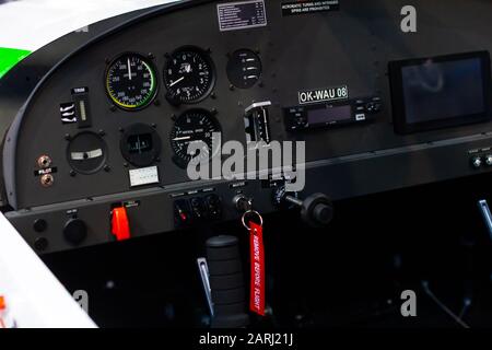 Cabina di pilotaggio di un piccolo aereo elettrico ok-wau 08, Praga, Cechia, novembre 2019 Foto Stock