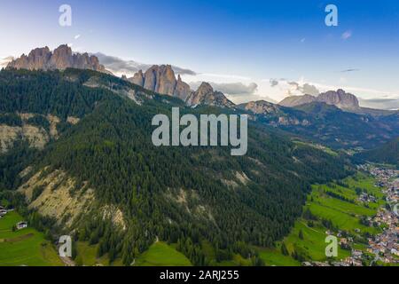 Veduta panoramica aerea del gruppo Rosengarten, Alpi, Dolomiti, Alto Adige, Italia Foto Stock