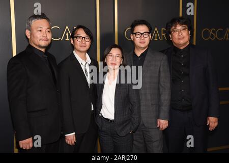 27 gennaio 2020, Hollywood, California, USA: Ha-jun Lee, Yang Jin-mo, Kwak Sin-ae, Jin Ha Vinto Han e Bong Joon-ho alla 92nd Oscars Nominees Luncheon presso la Ray Dolby Ballroom. (Immagine Di Credito: © Billy Bennnight/Zuma Wire) Foto Stock