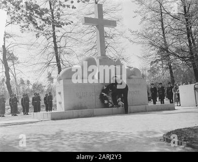 Commemorazione dei morti al Monumento Nazionale dell'Esercito sul Campo militare D'Onore Grebbeberg Annotazione: Il design è di architetto J.J.P. Oud, la scultura di John Raedecker Data: 4 maggio 1951 luogo: Grebbeberg, Rhenen, Utrecht (provincia) Parole Chiave: Commemorazioni, commemorazioni, wreaths, militari, monumenti di guerra, Seconda guerra mondiale Foto Stock