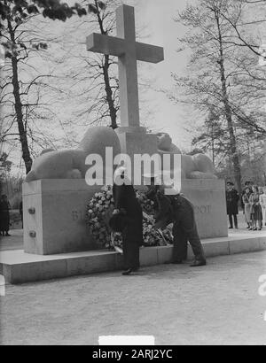 Commemorazione dei morti al Monumento Nazionale dell'Esercito sul Campo militare D'Onore Grebbeberg Annotazione: Il design è di architetto J.J.P. Oud, la scultura di John Raedecker Data: 4 maggio 1951 luogo: Grebbeberg, Rhenen, Utrecht (provincia) Parole Chiave: Commemorazioni, commemorazioni, wreaths, militari, monumenti di guerra, Seconda guerra mondiale Foto Stock