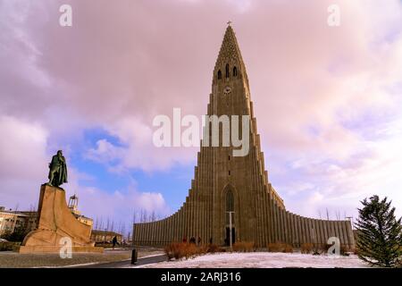 Hallgrimskirkja nel centro di Reykjavik Islanda con cielo colorato. Foto Stock