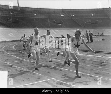 Concorso internazionale di atletica 4 x 100 metri relè veterani di Paulen Over to Tube Data: 3 giugno 1951 Parole Chiave: ESTAFETES, campionati di atletica, veterani Nome personale: Tube, Ir. Paulen Foto Stock