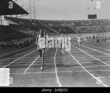 Concorso internazionale di atletica 400 metri Wert (Inghilterra) e H.H. de Kroon (Olanda) Data: 3 giugno 1951 Parole Chiave: Campionati di atletica Nome personale: Wert, H.H. de Kroon Foto Stock