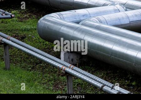 Tubi in metallo per l'acqua al di sopra del suolo, elementi industriali Foto Stock