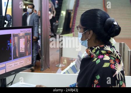 Un funzionario sanitario guarda i viaggiatori su un monitor termografico presso l'aeroporto internazionale Hazrat Shahjalal a seguito del virus Corona Threat.Corona virus ha ucciso centinaia di persone mentre migliaia sono infetti. Il nuovo virus è nato da Wuhan, Cina, nel dicembre 2019, e da allora sta terrorizzando il mondo. Foto Stock