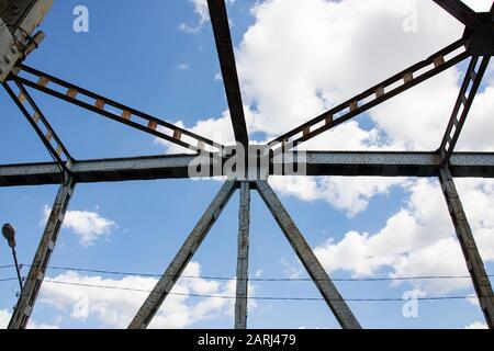 Travi di metallo sul cielo con nuvole sfondo primo piano Foto Stock