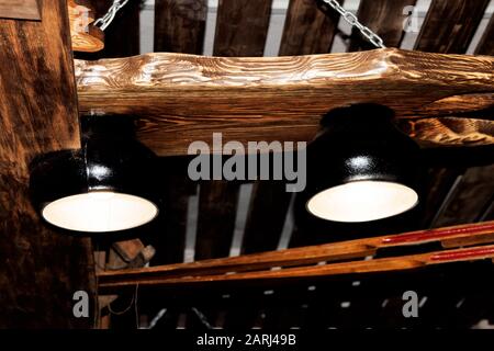 Due lampade di stile retrò su un soffitto di legno vicino Foto Stock