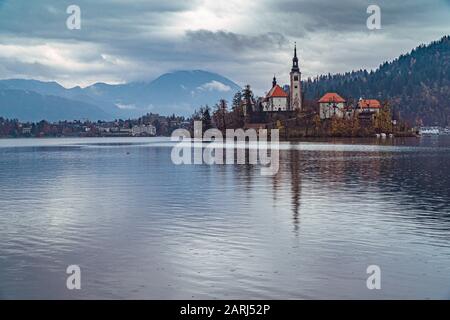 Famoso lago di Bled in Slovenia a fine autunno Foto Stock