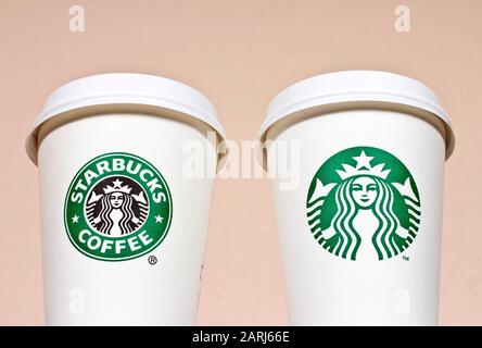 Budapest, Ungheria - 11 09 2011: Varie tazze di caffè Starbucks su un ripiano. Foto Stock