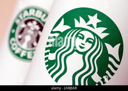 Budapest, Ungheria - 11 09 2011: Varie tazze di caffè Starbucks su un ripiano. Foto Stock