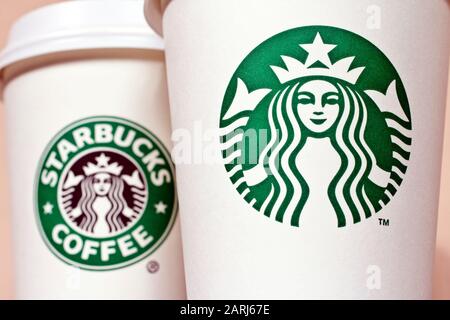 Budapest, Ungheria - 11 09 2011: Varie tazze di caffè Starbucks su un ripiano. Foto Stock