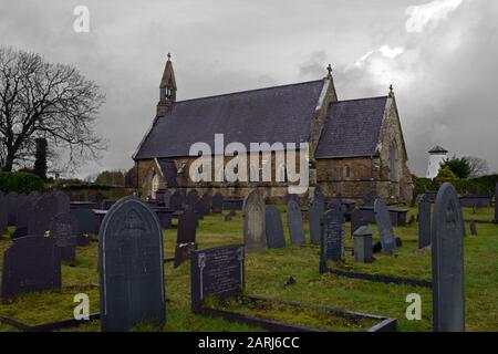 La chiesa di San Michele, Gaerwen, Anglesey, è una chiesa gotica del XIX secolo costruita nel 1847. È come qualcosa da un film di Harry Potter. Foto Stock