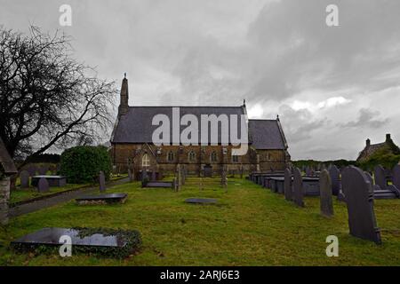 La chiesa di San Michele, Gaerwen, Anglesey, è una chiesa gotica del XIX secolo costruita nel 1847. È come qualcosa da un film di Harry Potter. Foto Stock