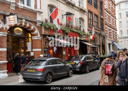 Londra / Regno Unito - 24 novembre 2019: Maple Leaf pub on Maiden Lane a Covent Garden, Londra, Regno Unito. I pub sono una parte importante della cultura britannica Foto Stock