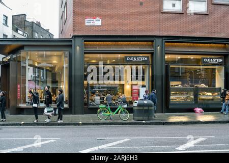 Londra / Regno Unito - 24 novembre 2019: Persone che camminano oltre la panetteria Ole & Steen sulla Charing Cross Road a Londra, Regno Unito. OLE & Steen Lagkagehuset è un danese b Foto Stock