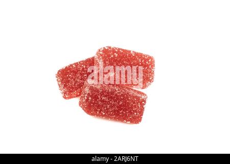 Tre caramelle di marmellata si chiudono, isolato su sfondo bianco Foto Stock