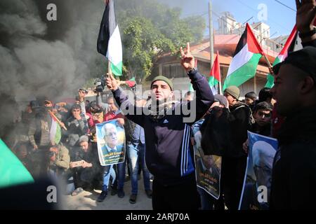 Gaza, La Striscia Di Gaza, La Palestina. 28th Gen 2020. Palestinesi nella città di Gaza durante una protesta contro il piano di pace in Medio Oriente di Trump. Credit: Majd Abed/Quds Net News/Zuma Wire/Alamy Live News Foto Stock