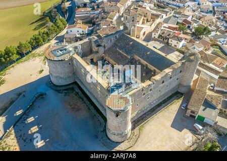 Veduta aerea della chiesa medievale del castello di Garcimunoz, dove l'architettura antica incontra il moderno in Spagna Foto Stock