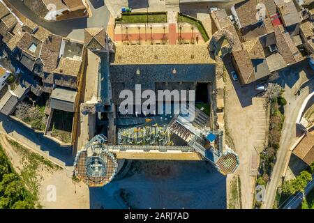 Veduta aerea della chiesa medievale del castello di Garcimunoz, dove l'architettura antica incontra il moderno in Spagna Foto Stock