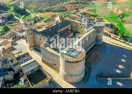 Veduta aerea della chiesa medievale del castello di Garcimunoz, dove l'architettura antica incontra il moderno in Spagna Foto Stock