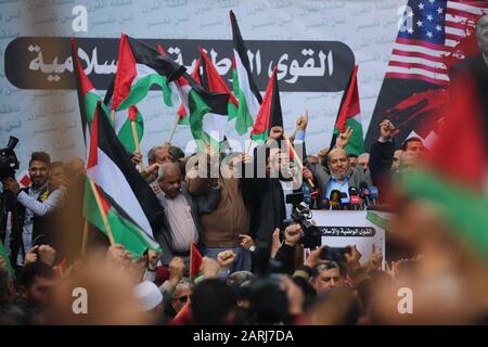 Gaza, La Striscia Di Gaza, La Palestina. 28th Gen 2020. Palestinesi nella città di Gaza durante una protesta contro il piano di pace in Medio Oriente di Trump. Credit: Majd Abed/Quds Net News/Zuma Wire/Alamy Live News Foto Stock