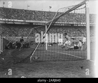 Calcio. Paesi Bassi Contro Danimarca Rotterdam. Data del momento del gioco: 7 marzo 1953 Località: Rotterdam, Zuid-Holland Parole Chiave: Sport, calcio Foto Stock
