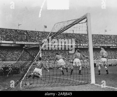 Calcio. Paesi Bassi contro Danimarca a Rotterdam Data del momento del gioco: 7 marzo 1953 Località: Rotterdam, Zuid-Holland Parole Chiave: Sport, calcio Foto Stock