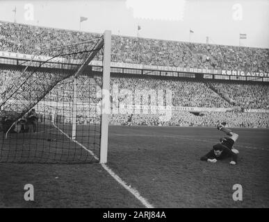 Calcio. Paesi Bassi Contro Danimarca Rotterdam. Data del momento del gioco: 7 marzo 1953 Località: Rotterdam, Zuid-Holland Parole Chiave: Sport, calcio Foto Stock