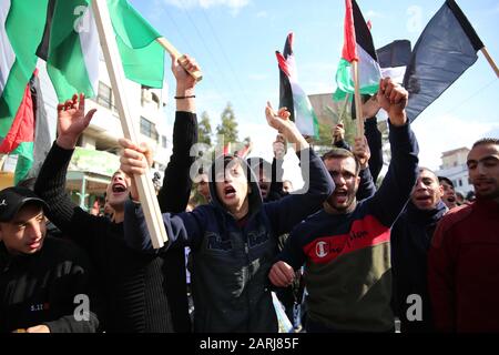 Gaza, La Striscia Di Gaza, La Palestina. 28th Gen 2020. Palestinesi nella città di Gaza durante una protesta contro il piano di pace in Medio Oriente di Trump. Credit: Majd Abed/Quds Net News/Zuma Wire/Alamy Live News Foto Stock