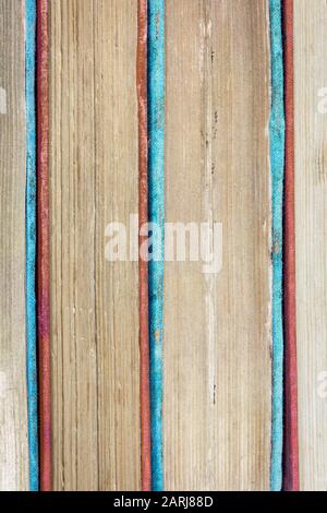 Vecchi libri in una riga - pagine, rilegatura, dorature. Sfondi e texture, vintage e antiche risorse di conoscenza. Foto Stock