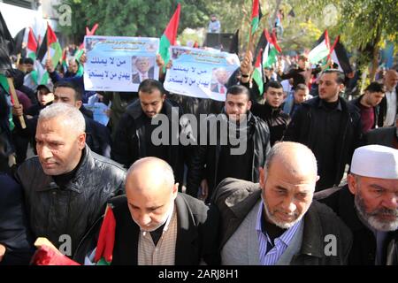 Gaza, La Striscia Di Gaza, La Palestina. 28th Gen 2020. Palestinesi nella città di Gaza durante una protesta contro il piano di pace in Medio Oriente di Trump. Credit: Majd Abed/Quds Net News/Zuma Wire/Alamy Live News Foto Stock