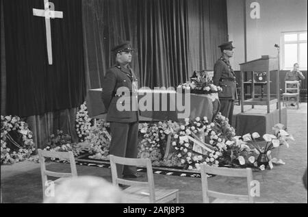 Funerale del tenente generale G.B. Nootoven van Goort, comandante della Brigata Irene Principessa. The Coffin Date: March 1942 Location: Great Britain Keywords: Esercito, ufficiali, morte, soldati, seconda Guerra Mondiale Nome personale: Nootoven van Goor, G.B. Foto Stock