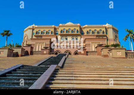 Maestosa e sontuosa spiaggia di fronte hotel cinque stelle noto come Emirates Palace di Abu Dhabi negli Emirati Arabi Uniti Foto Stock