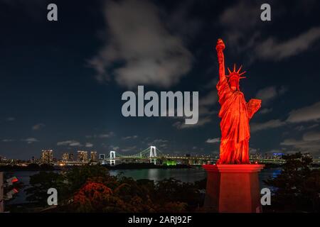 Statua della libertà replica a Odaiba, un'isola artificiale che si affaccia sulla baia di Tokyo, Giappone Foto Stock