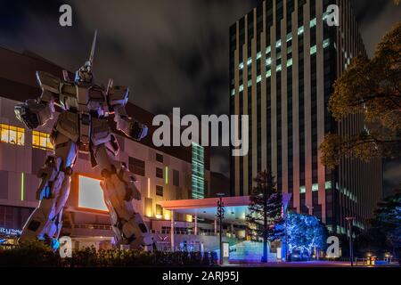 Vista notturna della statua di Gundam al Diver City Tokyo Plaza. Tokyo, Odaiba, Giappone, Agosto 2019 Foto Stock