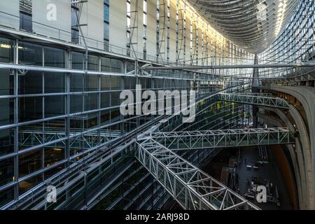 Interno del Tokyo International Forum, un centro espositivo polivalente con design architettonico futuristico. Tokyo, Giappone, Agosto 2019 Foto Stock