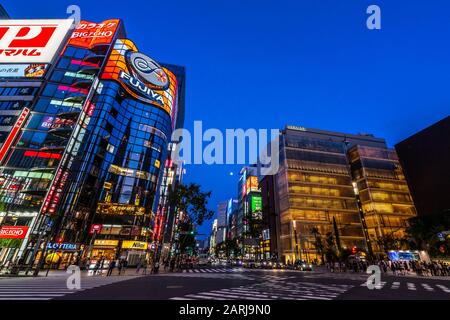 Vista notturna ad ampio angolo di Sukiyabashi che attraversa Ginza. Ginzia è considerata uno dei quartieri commerciali più costosi e lussuosi del mondo Foto Stock