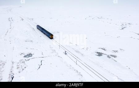 Corrour, Scozia, Regno Unito. 28 Gennaio 2020. Un treno Scotrail viaggia attraverso la neve pesante a Corrour sulla strada itÕs da Mallaig a Glasgow sulla West Highland Line. La stazione Corrour è la più alta della Gran Bretagna ad un'altezza di 1338 piedi sopra il livello del mare. Iain Masterton/Alamy Live News. Foto Stock