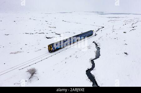 Corrour, Scozia, Regno Unito. 28 Gennaio 2020. Un treno Scotrail viaggia attraverso la neve pesante a Corrour sulla strada itÕs da Glasgow a Mallaig sulla West Highland Line. La stazione Corrour è la più alta della Gran Bretagna ad un'altezza di 1338 piedi sopra il livello del mare. Iain Masterton/Alamy Live News. Foto Stock