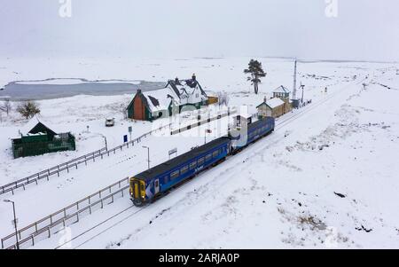 Corrour, Scozia, Regno Unito. 28 Gennaio 2020. Un treno Scotrail viaggia attraverso la neve pesante a Corrour sulla strada itÕs da Glasgow a Mallaig sulla West Highland Line. La stazione Corrour è la più alta della Gran Bretagna ad un'altezza di 1338 piedi sopra il livello del mare. Iain Masterton/Alamy Live News. Foto Stock