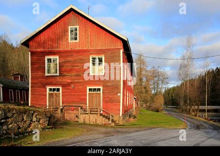 Edificio in legno rosso, Plevna, utilizzato per ospitare lavoratori in storiche ironworks di Ansku, Finlandia. Ansku o Antskog è stato uno dei primi Ironworks finlandesi, f Foto Stock